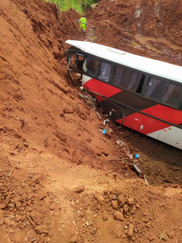 image-24-768x1024 Ônibus perde freio e cai em cratera da Rondon