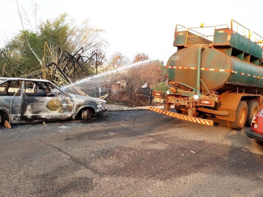 03DB716B-312B-4739-A007-E01C5F02F05F-1024x768 Incêndio próximo ao Jardim Santa Mônica alcançou duas casas de maneira