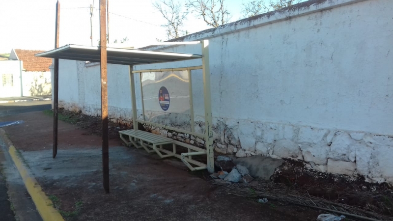 ponto-de-onibus Ponto de ônibus tem estrutura abalada ao ser atingido por veículo