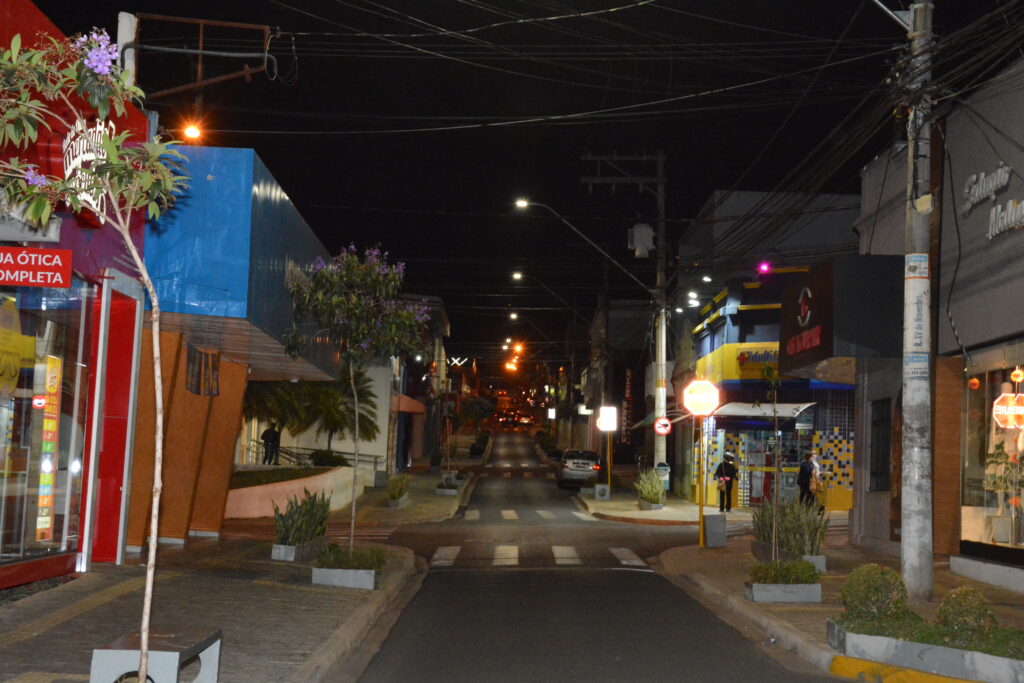 Rua-15-de-novembro-teve-parte-da-iluminacao-trocada-por-LED-1024x683 Lençóis Paulista: Programa 100% LED vai modernizar parque municipal e gerar economia