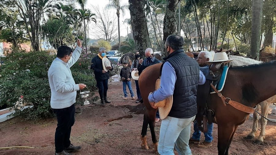 Romeiros da região cavalgam até o Distrito de Aparecida