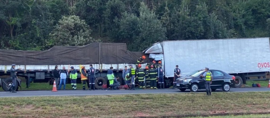 image-3-1024x449 CAMINHONEIRO MORRE EM COLISÃO TRASEIRA ENTRE AGUDOS E BAURU