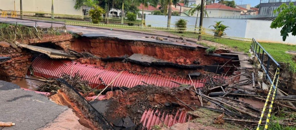 image-9-1024x449 Chuva: Ponte é destruída na região da rodoviária em Botucatu e Defesa Civil interdita área