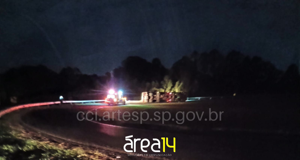 Caminhão tomba na rodovia Marechal Rondon após motorista perder controle em curva