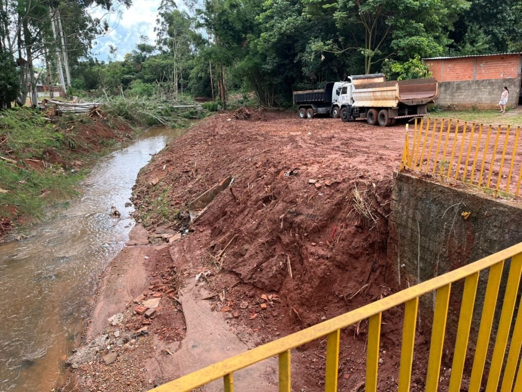 PREFEITURA DE SÃO MANUEL EXECUTA OBRA DE CANALIZAÇÃO DE ÁGUA