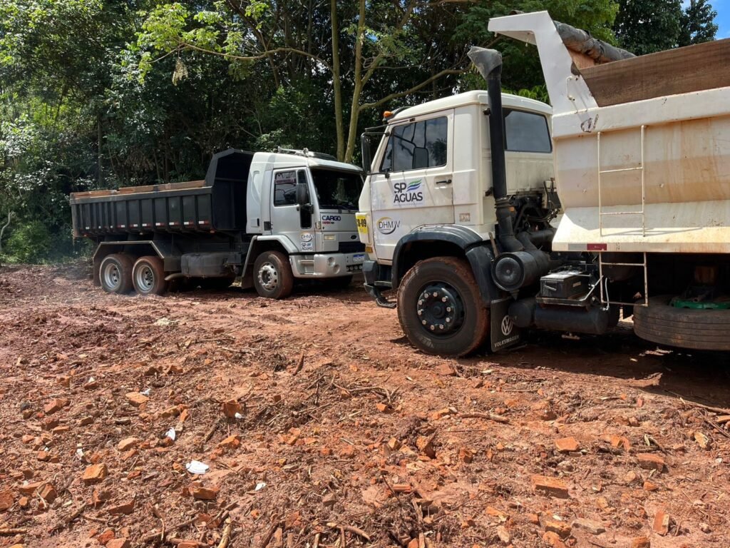 PREFEITURA DE SÃO MANUEL EXECUTA OBRA DE CANALIZAÇÃO DE ÁGUA