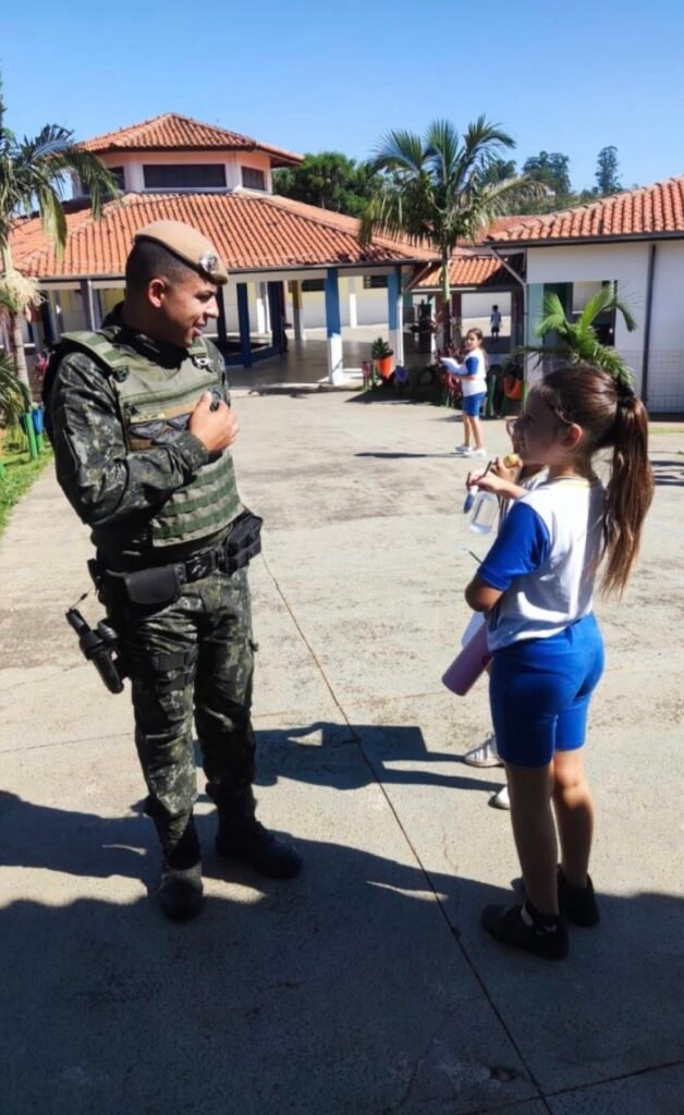 POLÍCIA AMBIENTAL LEVA EDUCAÇÃO PARA CRIANÇAS EM BOTUCATU