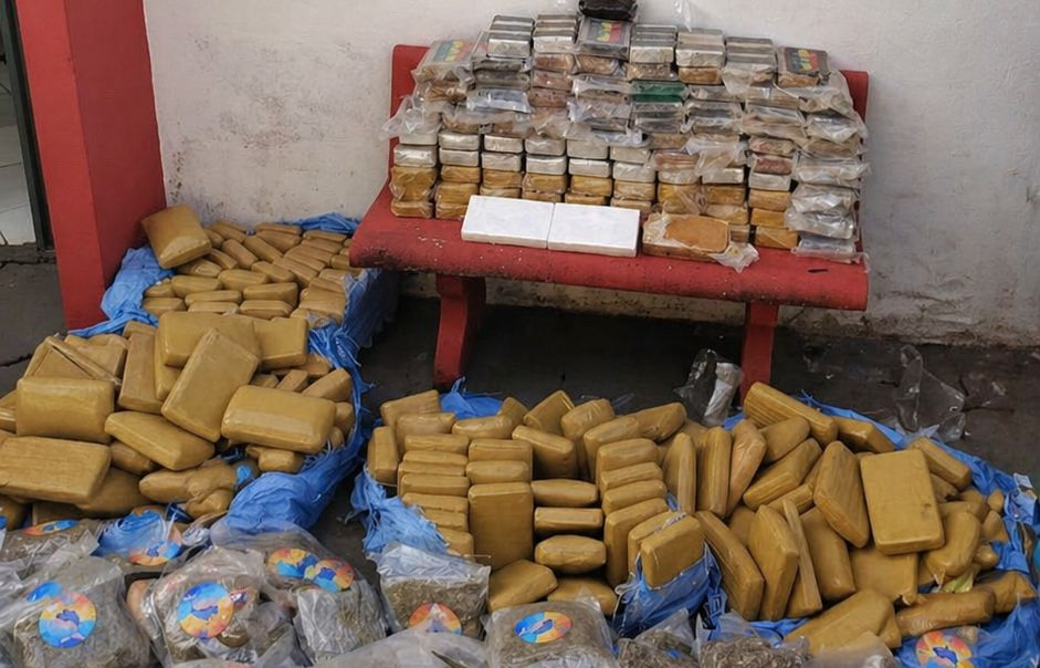 DISE APREENDE 380 KG DE DROGAS EM BOTUCATU APÓS PERSEGUIÇÃO E CAPOTAMENTO