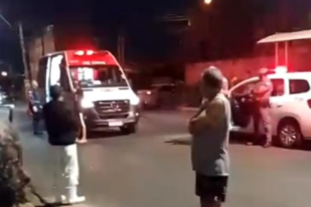 ACIDENTE ENTRE MOTO E CARRO DEIXA DOIS FERIDOS NO PARQUE JARAGUÁ EM BAURU