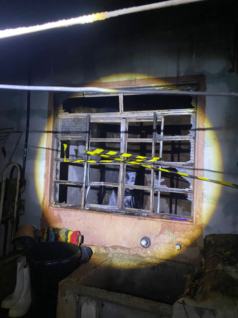 INCÊNDIO EM RESIDÊNCIA MOBILIZA DEFESA CIVIL E BOMBEIROS EM AREIÓPOLIS