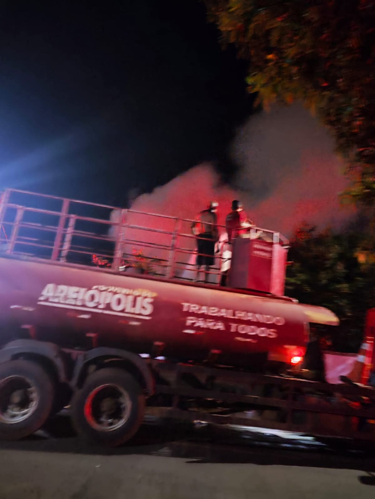 INCÊNDIO EM RESIDÊNCIA MOBILIZA DEFESA CIVIL E BOMBEIROS EM AREIÓPOLIS