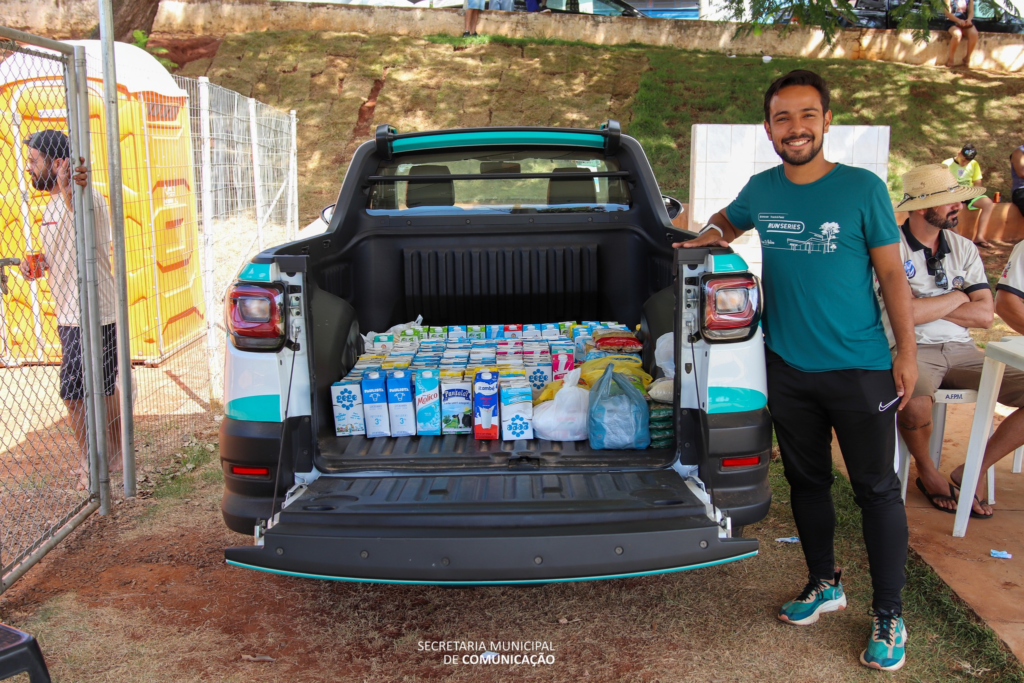 ENCONTRO DE CARROS ANTIGOS REÚNE CENTENAS DE PESSOAS E ARRECADA ALIMENTOS EM SÃO MANUEL