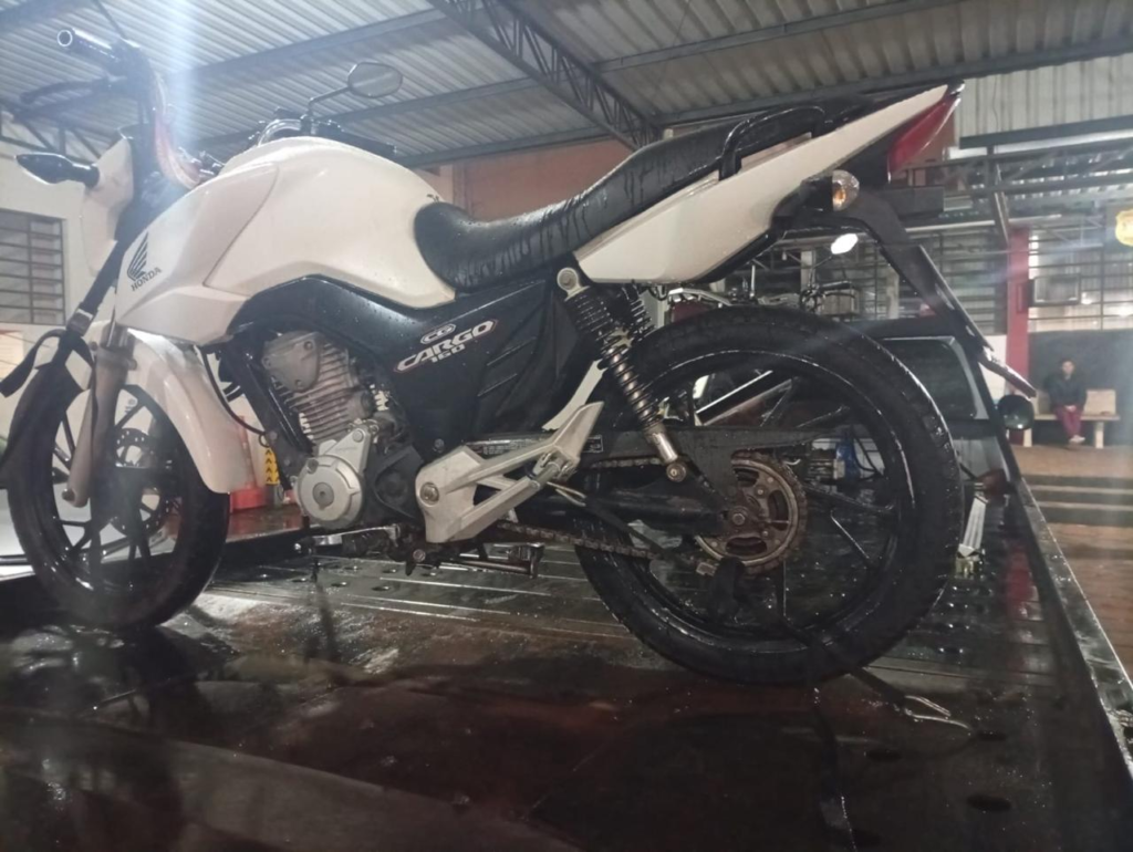 CASAL É PRESO POR TRÁFICO E PM RECUPERA MOTO FURTADA EM BOTUCATU