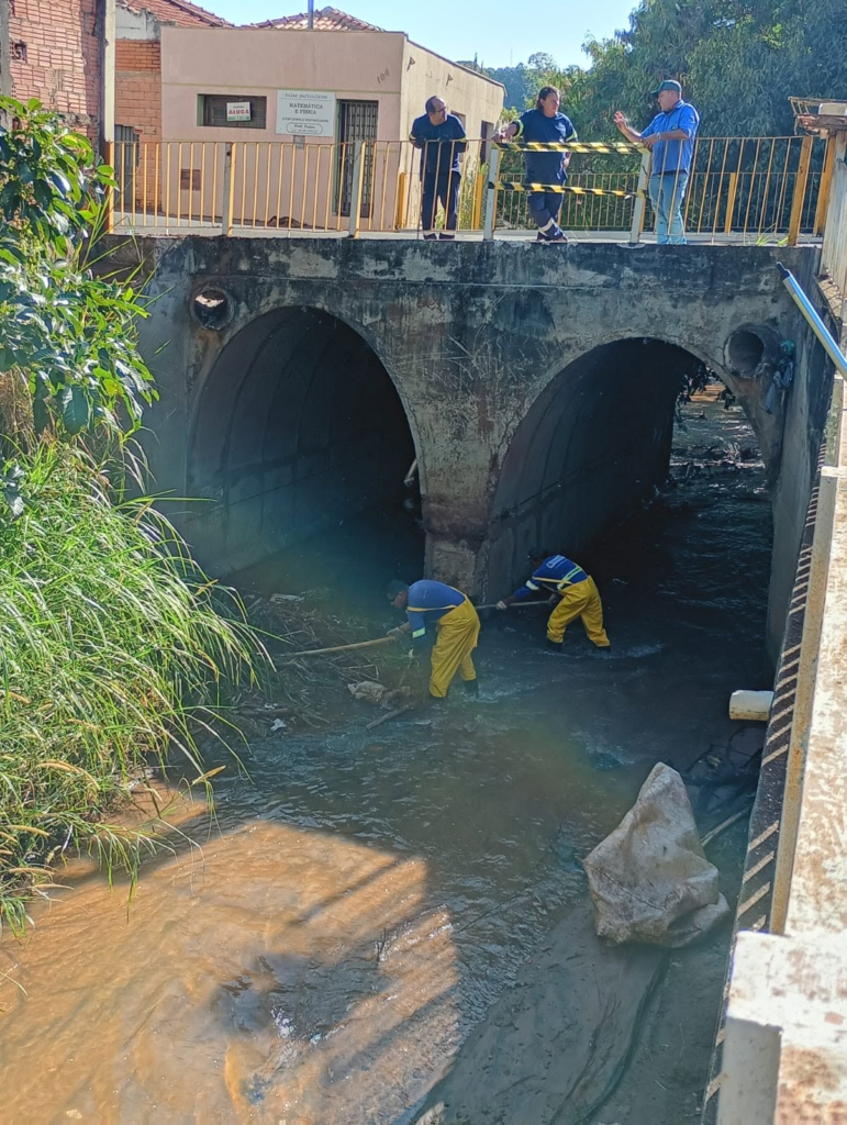 PREFEITURA REALIZA LIMPEZA E MANUTENÇÃO EM PONTE DA RUA GOMES DE FARIA