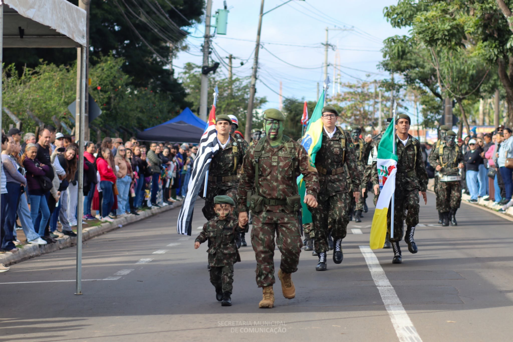 SÃO MANUEL CELEBRA 156 ANOS COM DESFILE CÍVICO HISTÓRICO E AVENIDA LOTADA