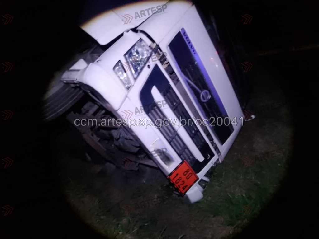 CARRETA COM CARGA INFLAMÁVEL TOMBA NA RODOVIA MARECHAL RONDON EM SÃO MANUEL